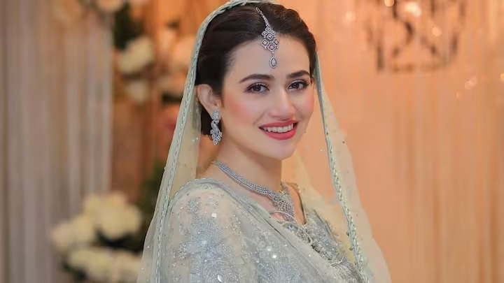 Shoaib Malik wife Sana Javed Pics Viral